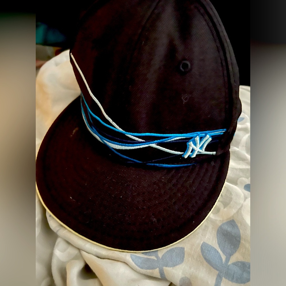 Yankees 59 Fifty  Fitted Baseball Hat            Size  7 3/8